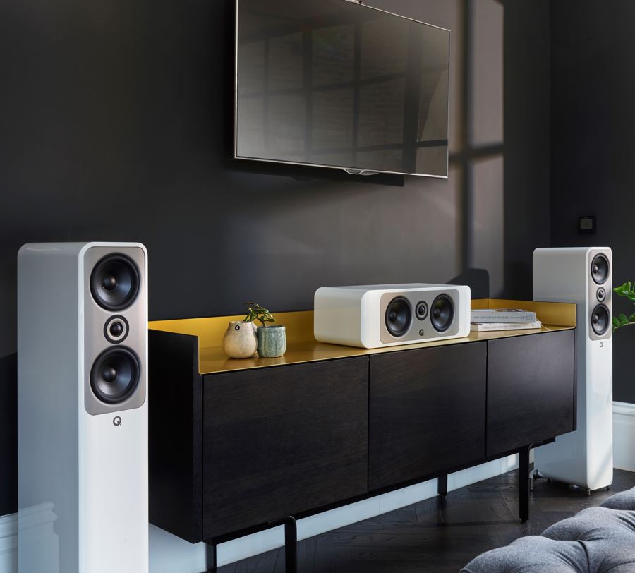 Maßgeschneiderte Audioanlagen für das Zuhause – Q Acoustics Concept 90. Das installierte System besteht aus zwei Standlautsprechern und einem Center-Lautsprecher. 